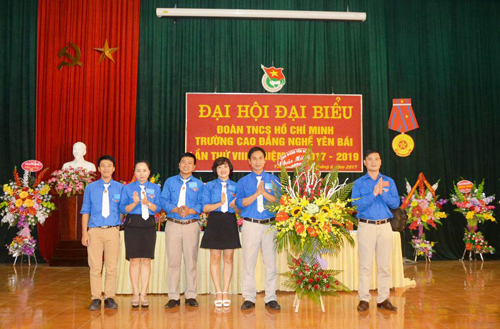 Đồng chí Lương Mạnh Hà - Phó Bí thư Thường trực tỉnh đoàn tặng hoa chúc mừng Đại hội